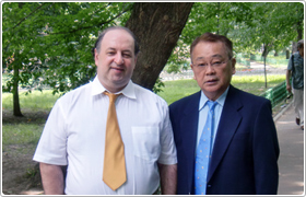 マーク博士とスタッフの八木